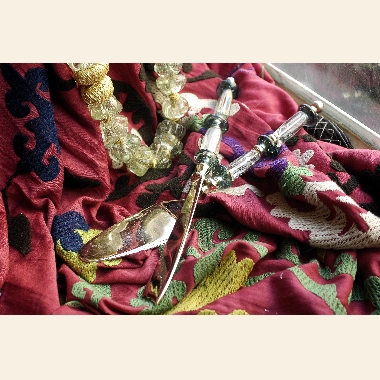 Couvert a tarte metal argente et perles de verre